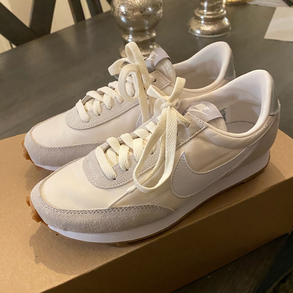 Brand new women’s NIKE DAYBREAK size 6 only worn once , no scuffs no marks
